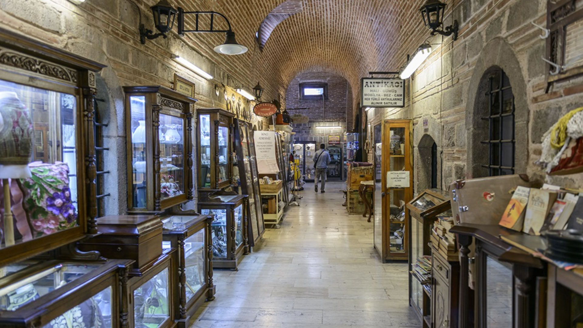 С чего начать знакомство с историческим базаром Кемералты в Измире ?